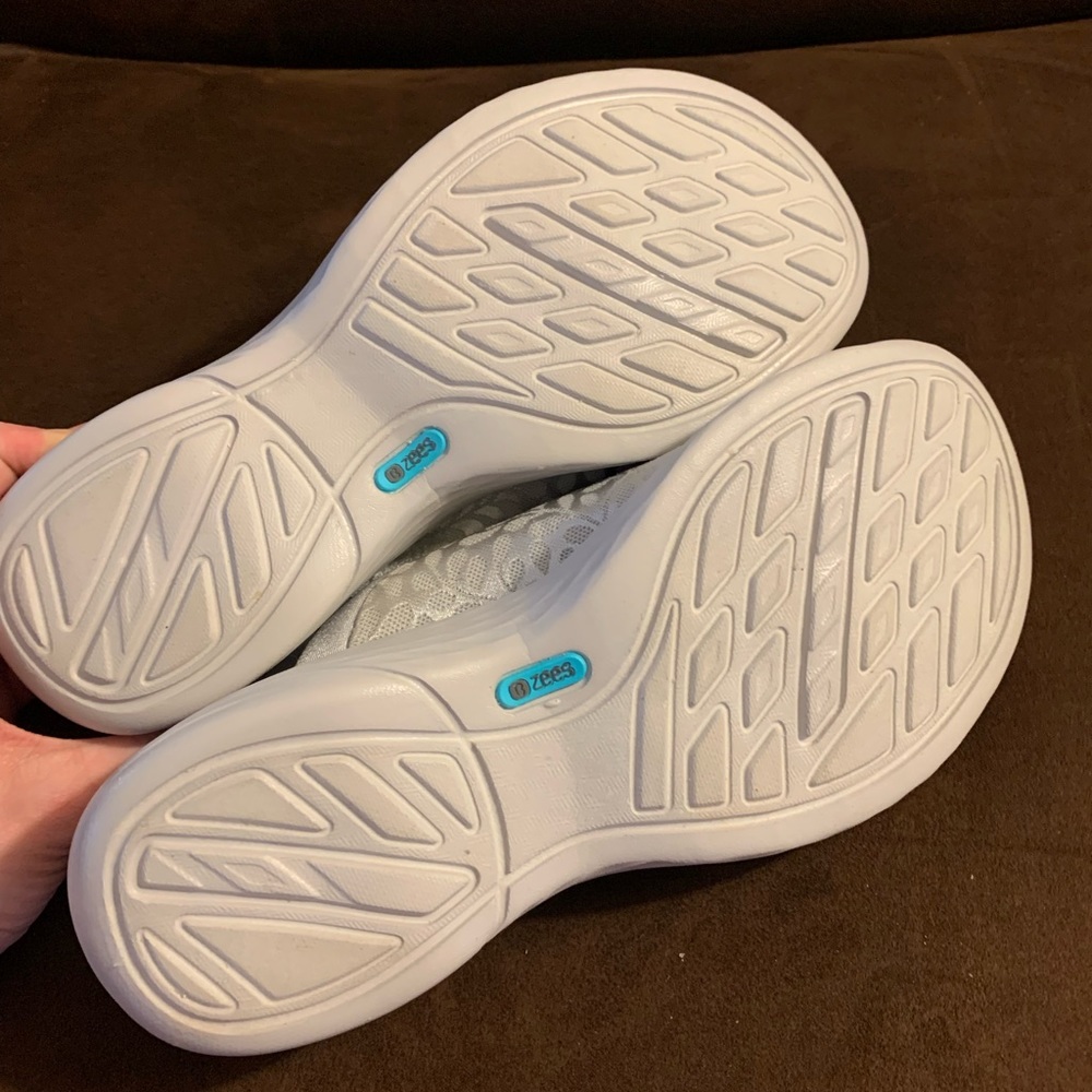 NWB: BZees Sandal with Cloud Technology- 10W Size - Picture 8 of 10